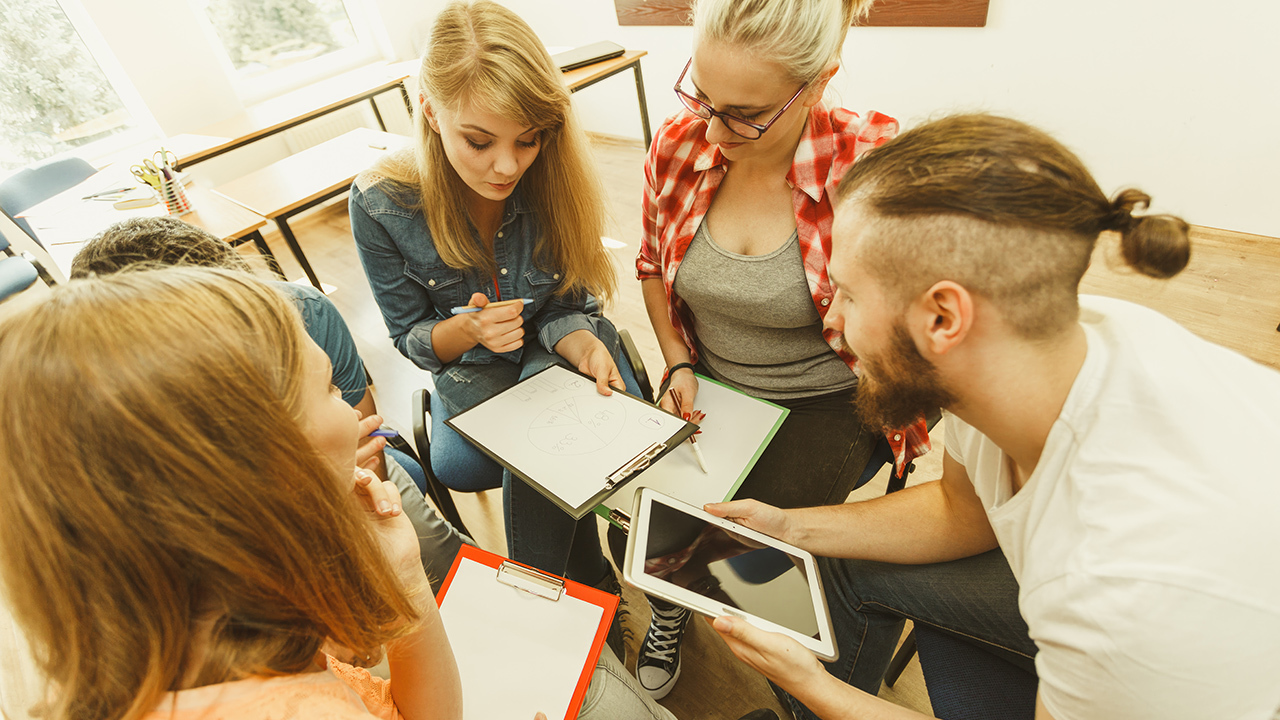 Groupe de personnes au travail