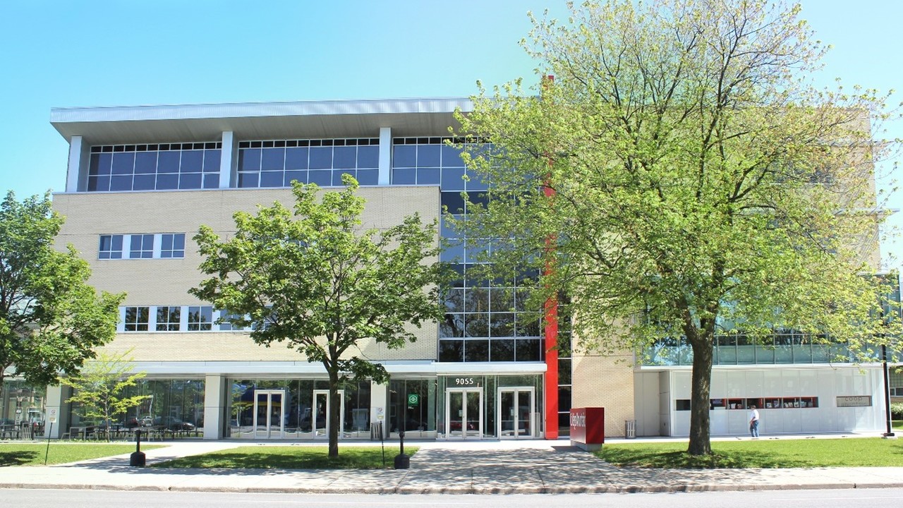 Façade collège printemps