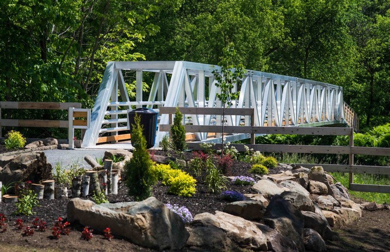 Passerelle en aluminium du Parc-nature de la région d'Acton.