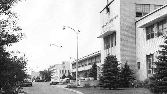 Façade collège années 60 noir et blanc