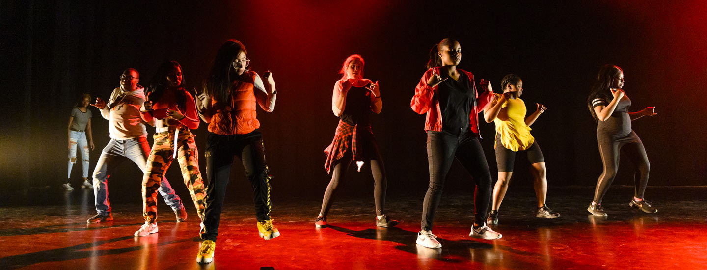 Troupe de danse urbaine en prestation 2019