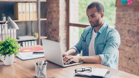 Étudiant à l'ordinateur