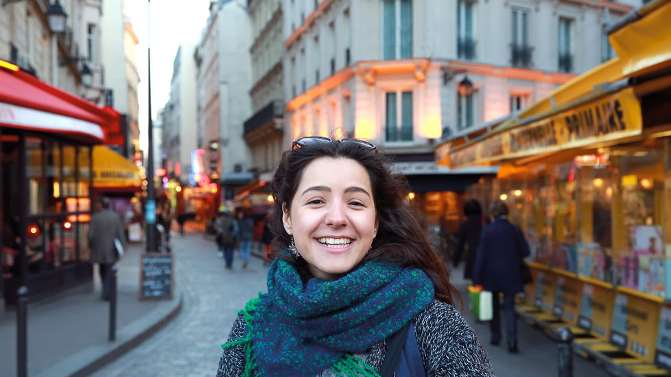 Jeune femme dans une rue de Paris