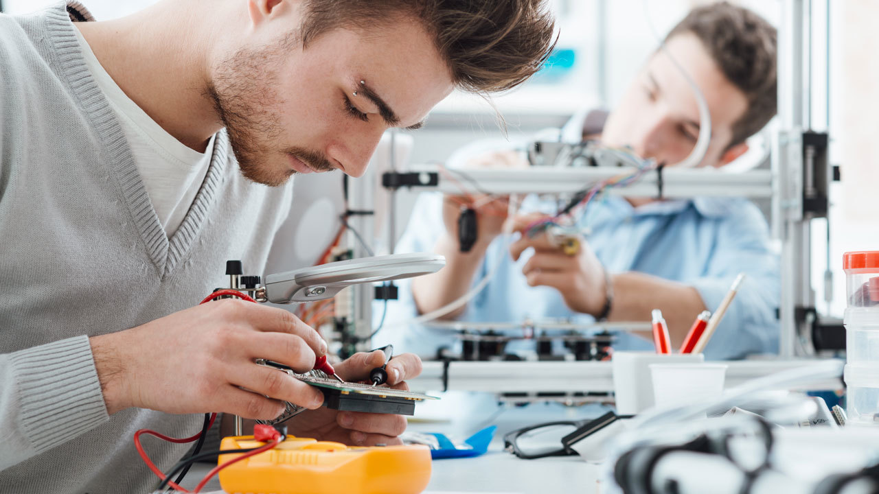 Étudiant en génie électronique