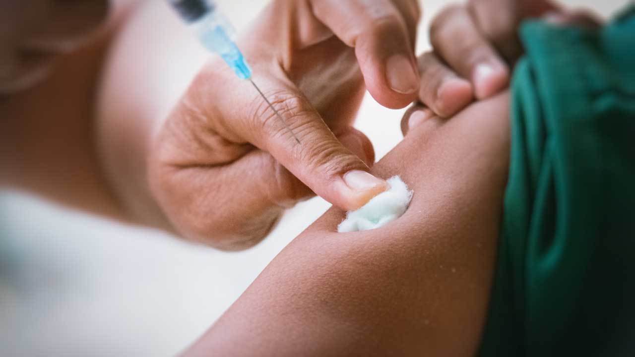 Personnel médical administrant un vaccin