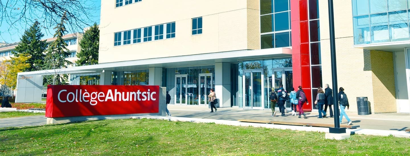 Façade Collège avec étudiants