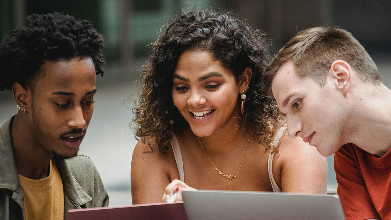 Étudiants à l'ordinateur